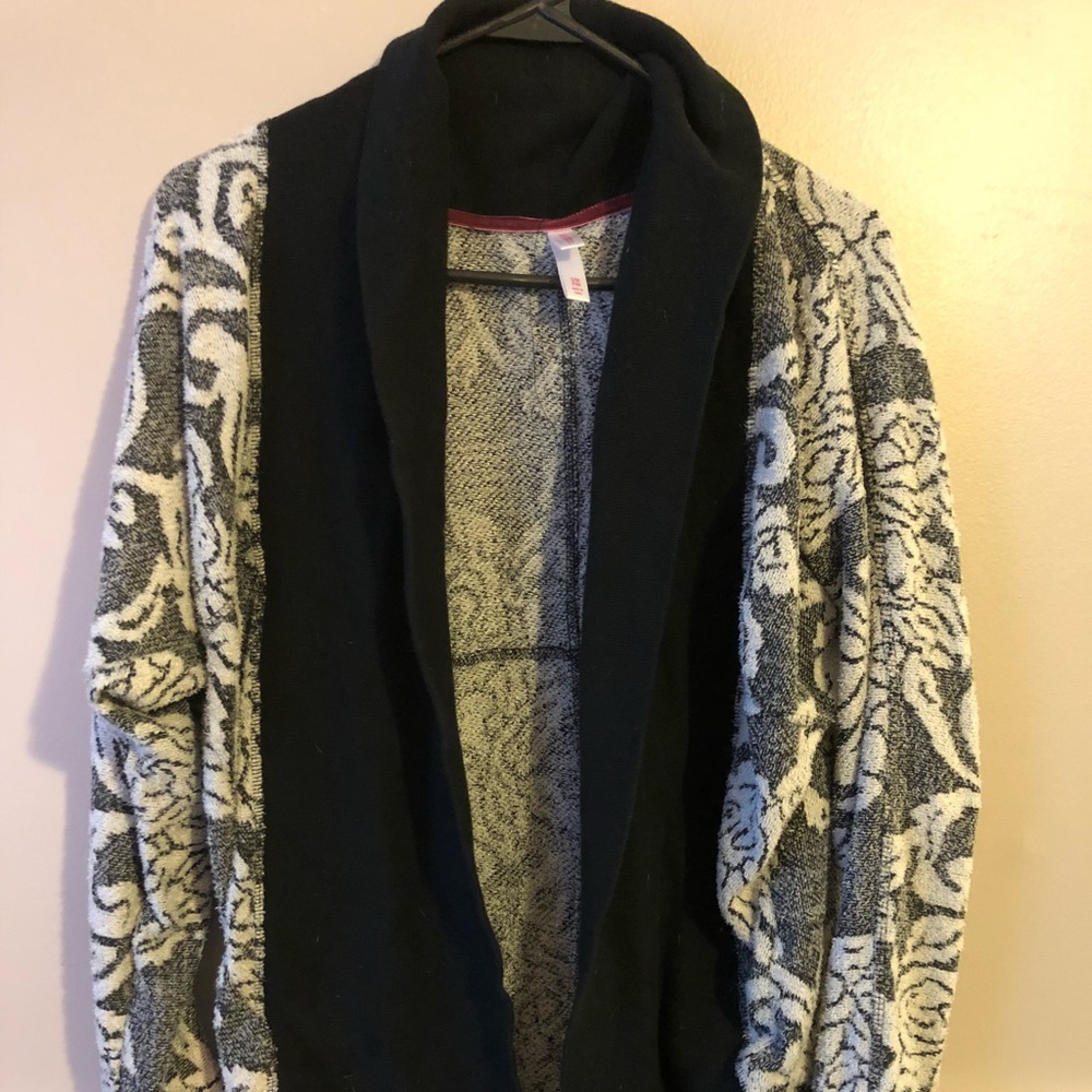 Xhilaration Black and White Sweater. Women’s S/M.